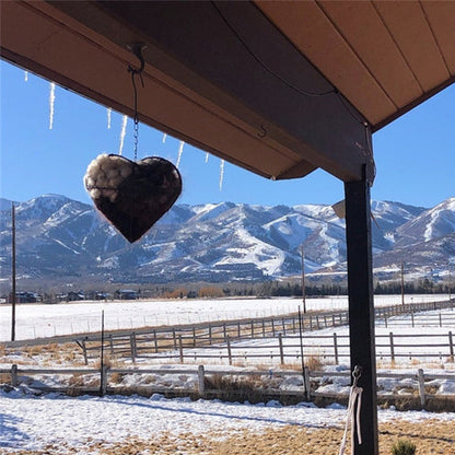 🕊️ Håndlaget hjerte fylt med reirmateriale for fugler