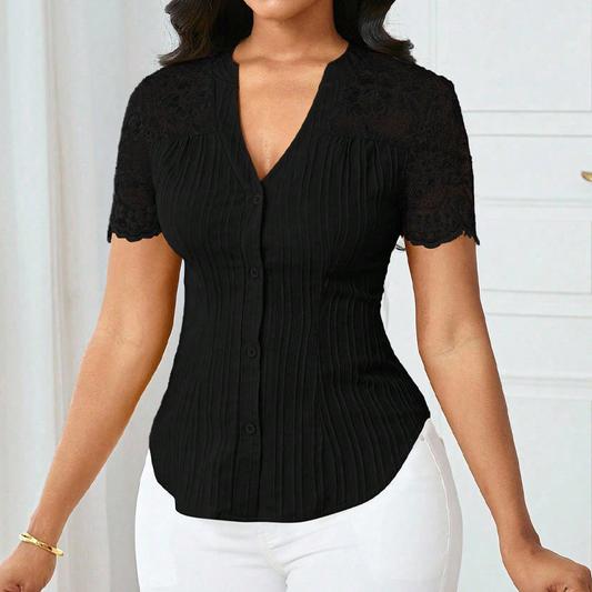 Topp til dame med kort erme, V-hals og knapper