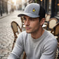 Snapback-caps med brodert vittig kylling