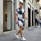 Sett for herre: t-skjorte og shorts med abstrakt trykk