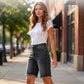 👖🌅✨ TIDSBEGRENSET 50% RABATT! Dame Casual Høytlivede Frynset Denim Shorts – Flatterende Høy Midje, Slankende Passform, Rå Frynse Kant – Fremhever Midjen og Forlenger Bena for et Chic Sommerlig Utseende 🦵