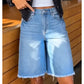 👖🌅✨ TIDSBEGRENSET 50% RABATT! Dame Casual Høytlivede Frynset Denim Shorts – Flatterende Høy Midje, Slankende Passform, Rå Frynse Kant – Fremhever Midjen og Forlenger Bena for et Chic Sommerlig Utseende 🦵
